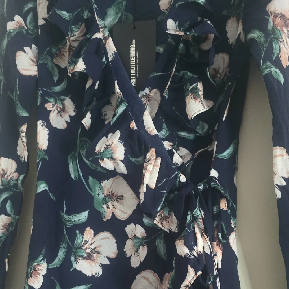 Pretty Little Thing Floral Wrap Dress W/ Ruffle Details (NWT)(0)🤍💙🤍 - Picture 4 of 5